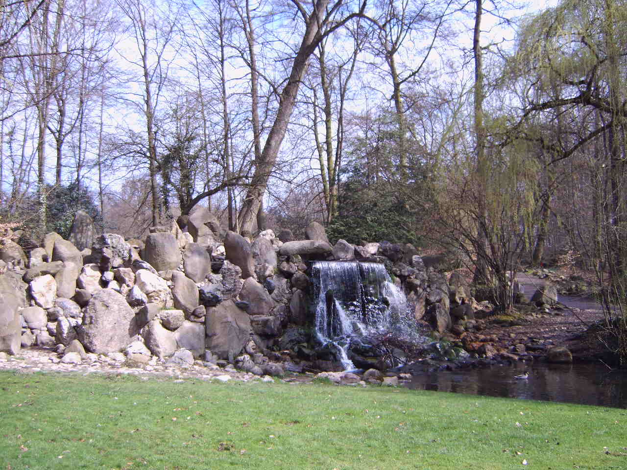 Artificial_waterfall_Park_Sonsbeek_Arnhem.jpg